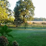Les Hotes Des Guillemets Bed and breakfast