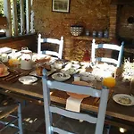 Les Hotes Des Guillemets Bed and breakfast Laglorieuse
