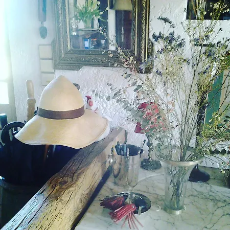Les Hotes Des Guillemets Bed & Breakfast *