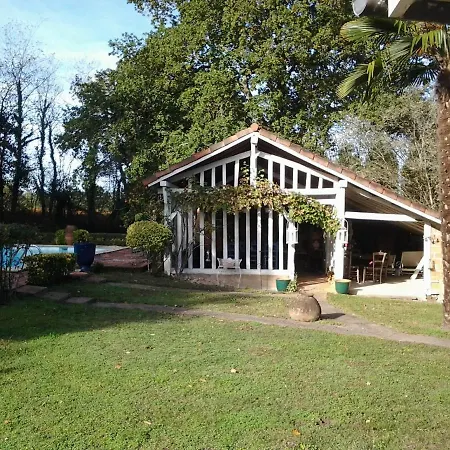 Les Hotes Des Guillemets Bed & Breakfast Laglorieuse