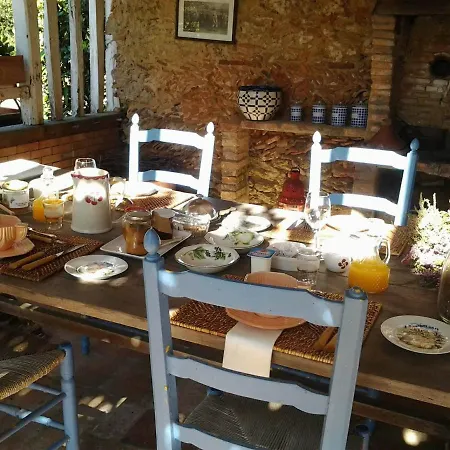 Les Hotes Des Guillemets Bed and breakfast Laglorieuse