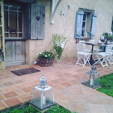 Les Hotes Des Guillemets Oda ve Kahvaltı 3*