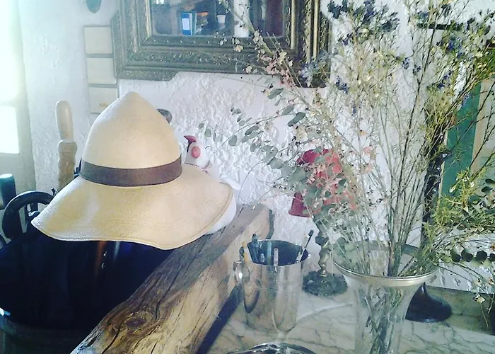 Les Hotes Des Guillemets Bed & Breakfast 3*