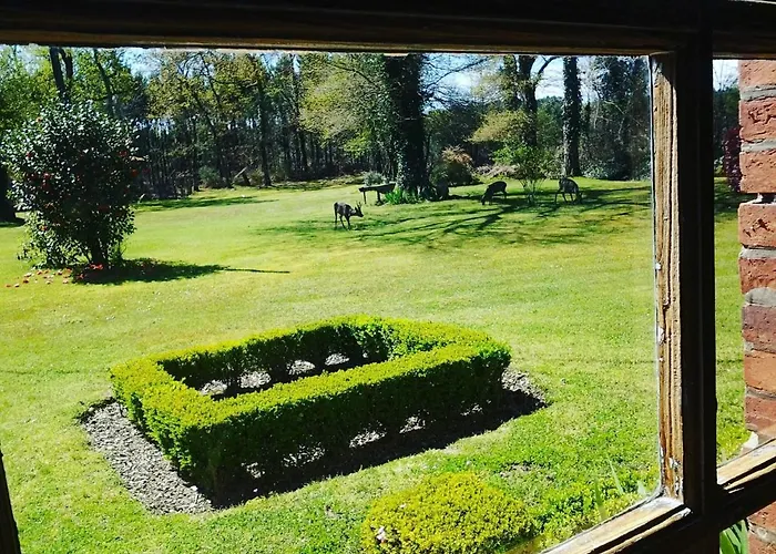 Les Hotes Des Guillemets Bed & Breakfast 3*