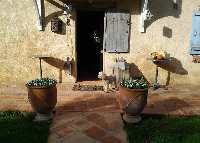 Les Hotes Des Guillemets Bed & Breakfast