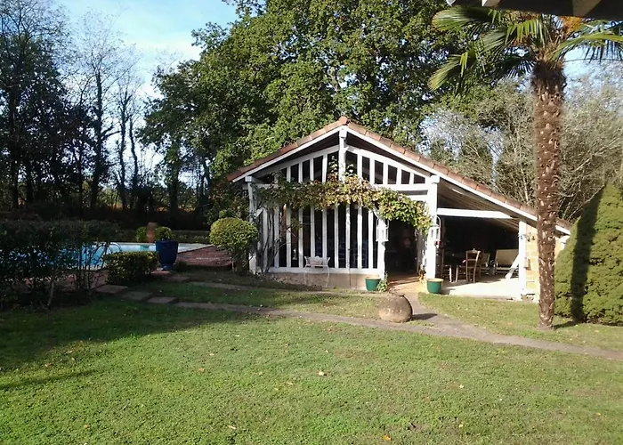 Les Hotes Des Guillemets Bed & Breakfast Laglorieuse